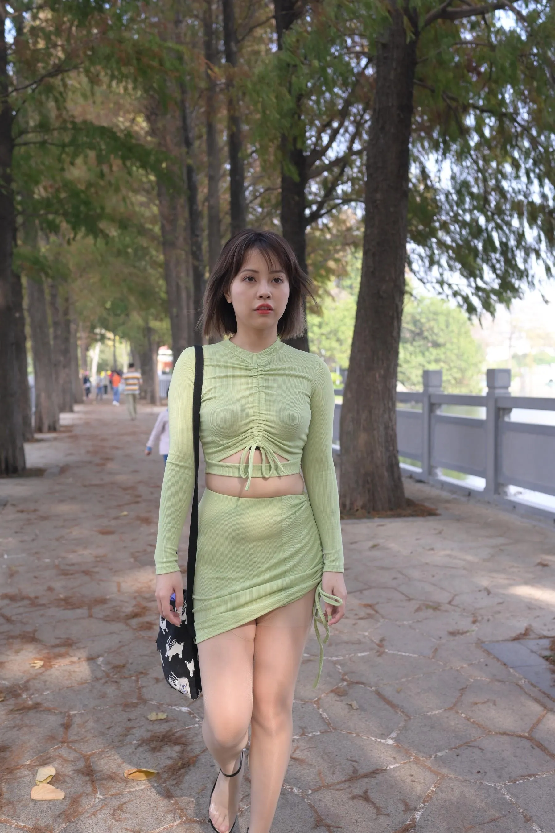 [魔镜街拍] NO.083 SM_0007程生街拍 微胖的美女肉丝袜美脚特写太性感 [413P]插图2